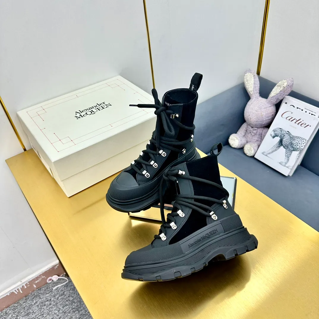 👟👟Ex-factory price 680👟👟 Alexander McQueen's latest thick-soled Martin boots, original 1:1 development, outsole original open-film TPU sole, fabric full-grain cowhide + high mercerized cowhide, lining sheepskin original hardware carabiner bottom height 5cm Size: #35-40 39-45